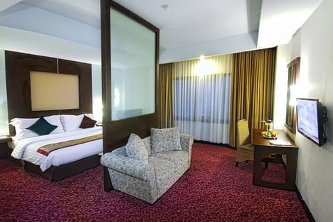 Junior Double Room | Minibar, in-room safe, desk, free WiFi