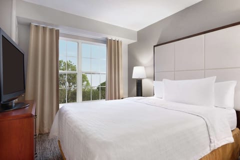 1 Queen Bed, 1 Bedroom Suite, Non-smoking | In-room safe, desk, laptop workspace, blackout drapes