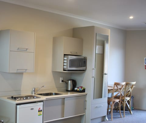 Standard Studio | Private kitchenette | Microwave, stovetop, toaster, cookware/dishes/utensils