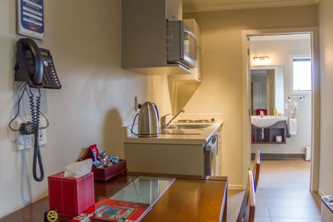 Apartment, 1 Bedroom | Private kitchenette | Microwave, stovetop, toaster, cookware/dishes/utensils