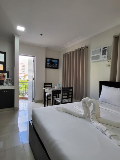 Deluxe Room, 1 Queen Bed, Balcony | Egyptian cotton sheets, premium bedding, free WiFi, bed sheets