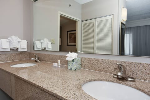 Suite, 1 Double Bed | Bathroom | Combined shower/tub, free toiletries, hair dryer, towels