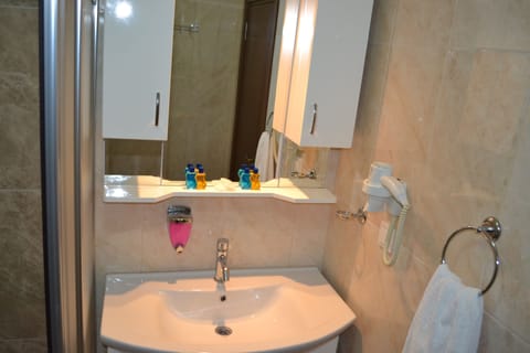 Deluxe Suite, 2 Bedrooms | Bathroom sink