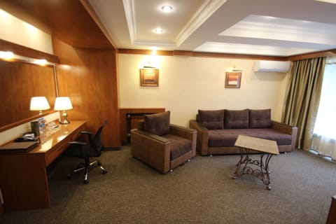 Suite, 1 Bedroom | 1 bedroom, minibar, in-room safe, desk