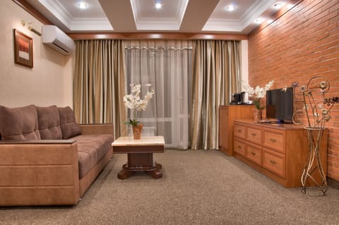 Suite, 1 Bedroom | Living area | 32-inch TV with cable channels