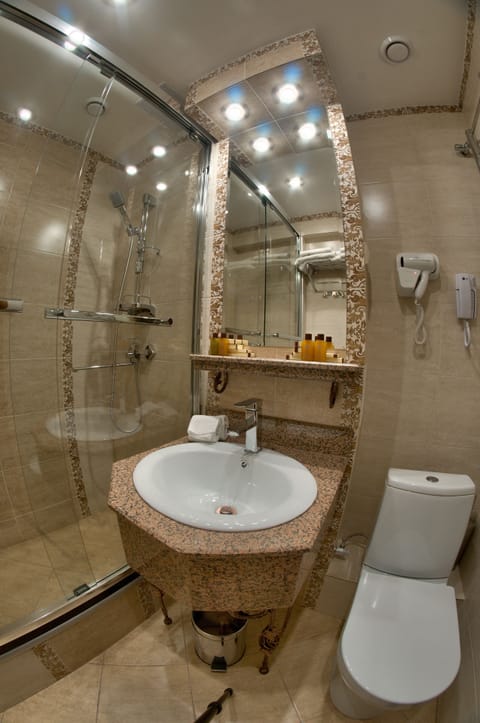 Standard Double or Twin Room | Bathroom | Free toiletries, hair dryer, bathrobes, slippers