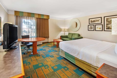 Deluxe Room, 1 King Bed, Non Smoking | Premium bedding, desk, iron/ironing board, free cribs/infant beds