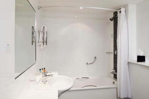 Combined shower/tub, deep soaking tub, free toiletries, hair dryer