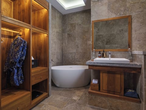 Deluxe Suite Room | Bathroom | Combined shower/tub, free toiletries, hair dryer, towels