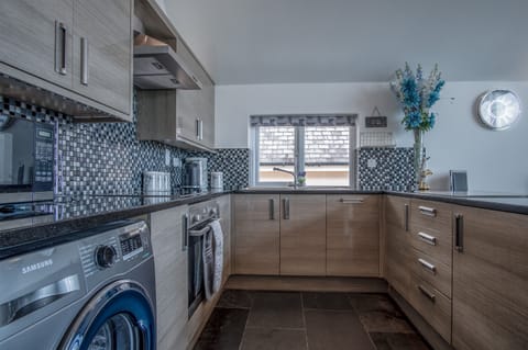 Apartment (2 Bedrooms) | Private kitchen | Microwave, oven, stovetop, dishwasher