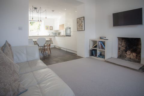 House (3 Bedrooms) | Living area