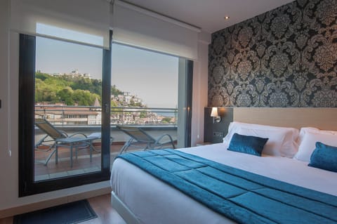 Classic Room, Sea View (View) | Minibar, in-room safe, desk, soundproofing