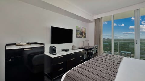 Standard Room, 1 King Bed, Balcony, Bay View | Egyptian cotton sheets, premium bedding, pillowtop beds, in-room safe