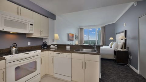 Standard Room, 1 King Bed, Balcony, Bay View | Private kitchenette | Fridge, coffee/tea maker, paper towels