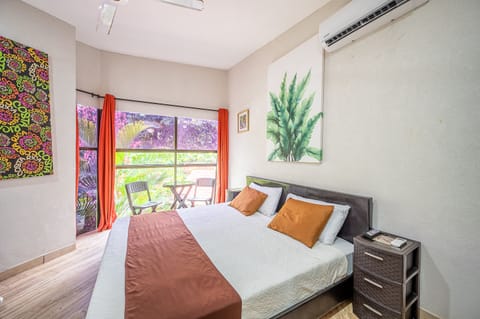 Double Room, King Bed - Pet Friendly | In-room safe, free WiFi, bed sheets