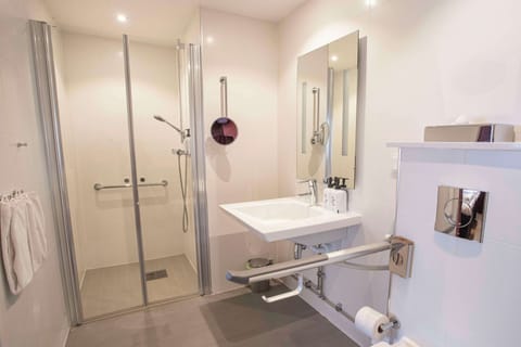 Junior Suite | Bathroom | Shower, hair dryer, towels