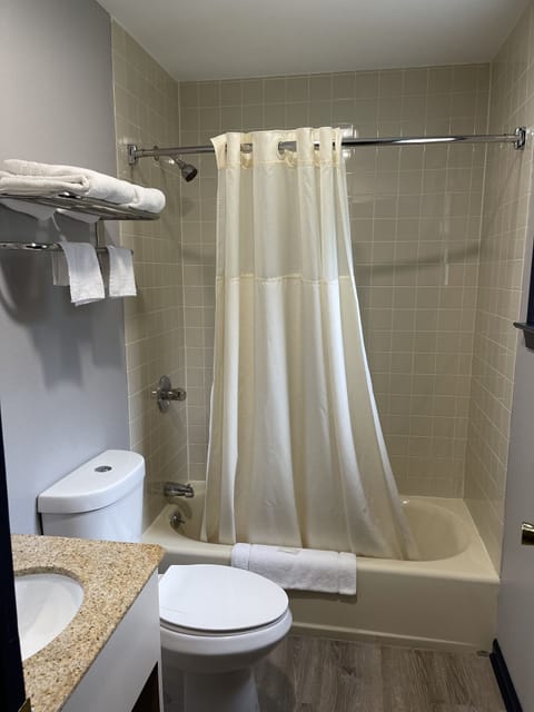 Combined shower/tub, free toiletries, hair dryer