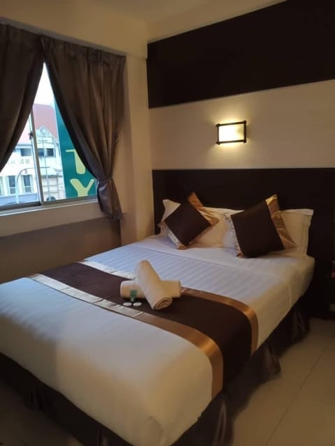 Deluxe Double Room | In-room safe, desk, soundproofing, iron/ironing board