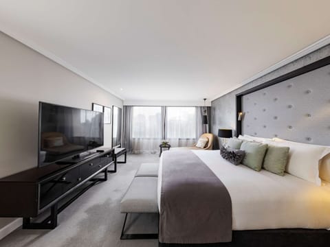 PREMIER SUITE King Bed, Separate Lounge, City View, Premium Bath | City view