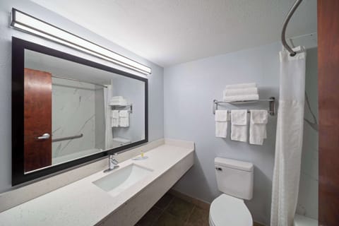 Suite, 1 King Bed, Non Smoking, Kitchenette | Bathroom | Hydromassage showerhead, hair dryer, towels