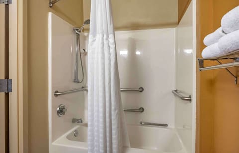 Studio, 1 Queen Bed, Accessible, Non Smoking | Bathroom | Combined shower/tub, free toiletries, towels