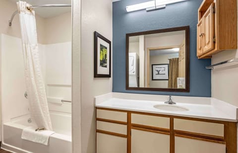 Suite, 1 Bedroom, Non Smoking | Bathroom | Combined shower/tub, free toiletries, hair dryer, towels