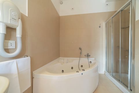 Junior Studio Suite, Jetted Tub, Garden View | Private spa tub