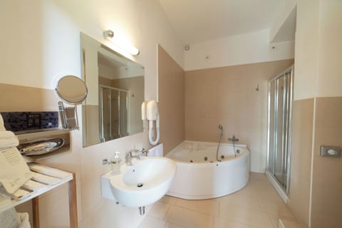 Junior Studio Suite, Jetted Tub, Garden View | Bathroom | Free toiletries, hair dryer, bidet, towels