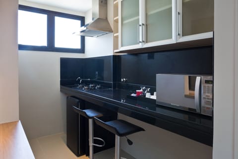 Flat | Private kitchenette | Mini-fridge, espresso maker, coffee/tea maker