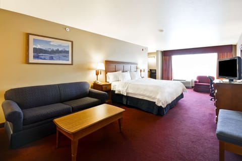 Deluxe Room, 1 King Bed, Non Smoking | In-room safe, desk, iron/ironing board, free cribs/infant beds