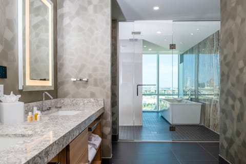 Luxury Suite, Corner | Bathroom | Free toiletries, hair dryer, towels, soap