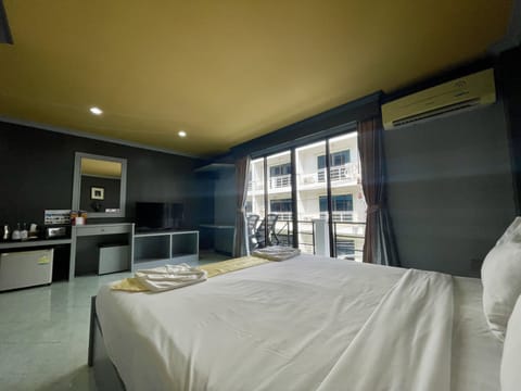 Classic room with balcony  | Minibar, in-room safe, desk, rollaway beds