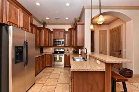 Luxury Condo, 3 Bedrooms, Non Smoking, Pool Access | Private kitchen | Full-size fridge, microwave, stovetop, dishwasher