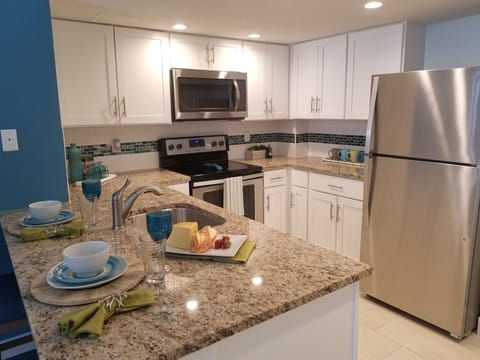 Full-size fridge, microwave, oven, stovetop