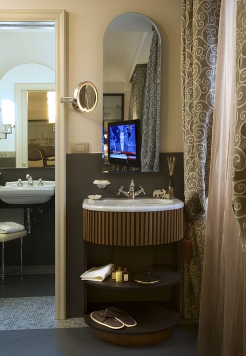 Deluxe Double Room | Bathroom | Combined shower/tub, rainfall showerhead, designer toiletries