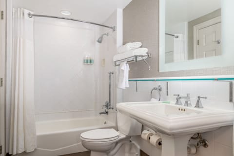 Combined shower/tub, free toiletries, hair dryer, towels