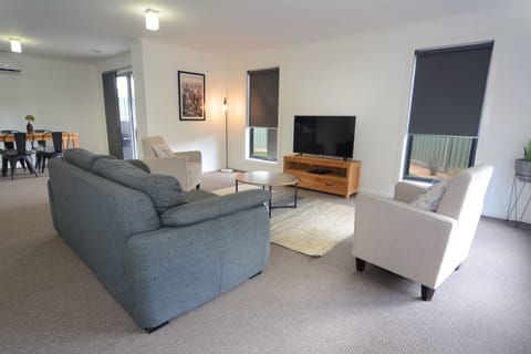 House, 3 Bedrooms (8/3 Shamrock Street, Bendigo) | Living room | 32-inch flat-screen TV with digital channels, TV