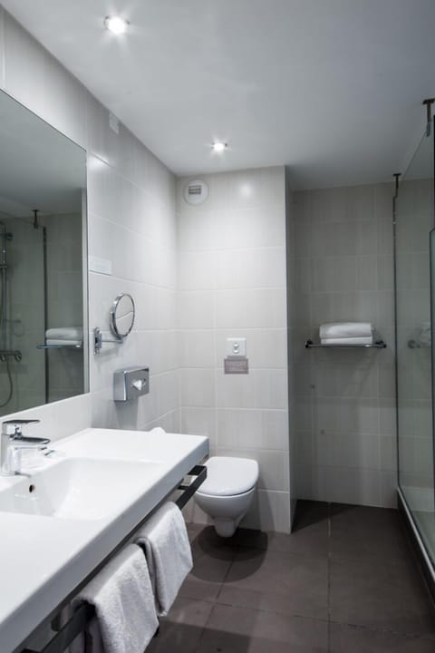 Classic Room, 1 King Bed | Bathroom | Combined shower/tub, eco-friendly toiletries, hair dryer, towels