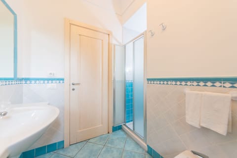 Superior Apartment | Bathroom | Free toiletries, hair dryer, bidet, towels