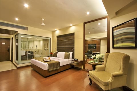 Signature Suite | Living area | 32-inch flat-screen TV with cable channels, TV