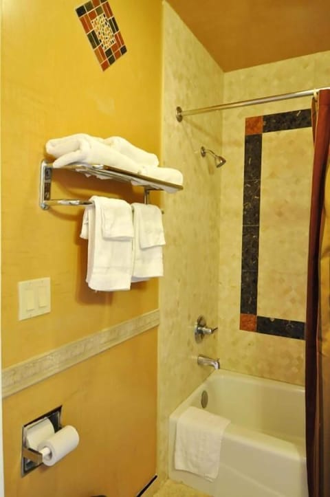 Combined shower/tub, free toiletries, hair dryer, towels