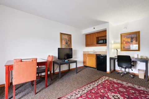 Chicago Club Suite with Balcony | Living area | 32-inch LED TV with cable channels, TV