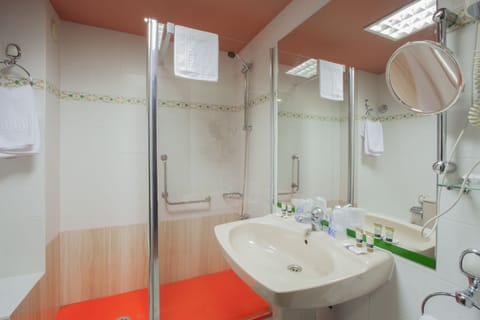 Single Room | Bathroom | Free toiletries, hair dryer, bidet, towels