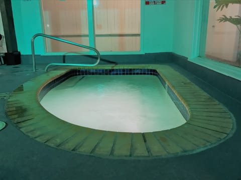 Indoor spa tub