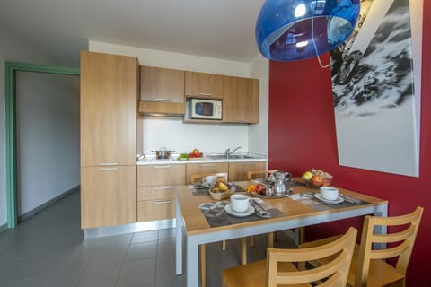 Family Apartment, 1 Bedroom (Teleo 76 Ski In - Ski Out 50m) | Private kitchen | Fridge, microwave, stovetop, cookware/dishes/utensils