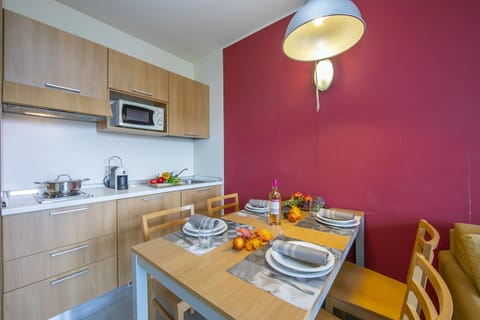 Family Apartment, 1 Bedroom (Teleo 108 Ski In - Ski Out 50m) | Private kitchen | Fridge, microwave, stovetop, cookware/dishes/utensils