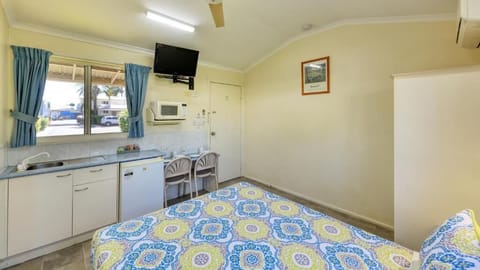 Double Room | Blackout drapes, iron/ironing board, free WiFi, bed sheets