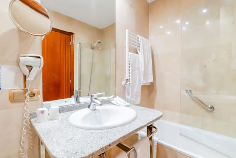 Double Room Single Use | Bathroom | Bathtub, free toiletries, hair dryer, towels