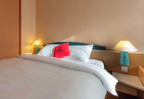 Desk, soundproofing, free WiFi, bed sheets