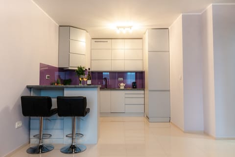 Apartment G0665 | Private kitchen | Full-size fridge, oven, stovetop, electric kettle